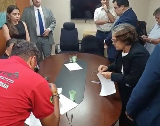 Motoristas e cobradores encerram greve após acordo no TRT