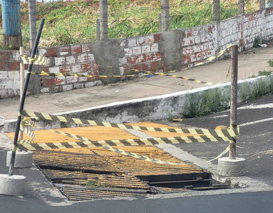Gradeado danificado em galeria preocupa motoristas na zona Leste