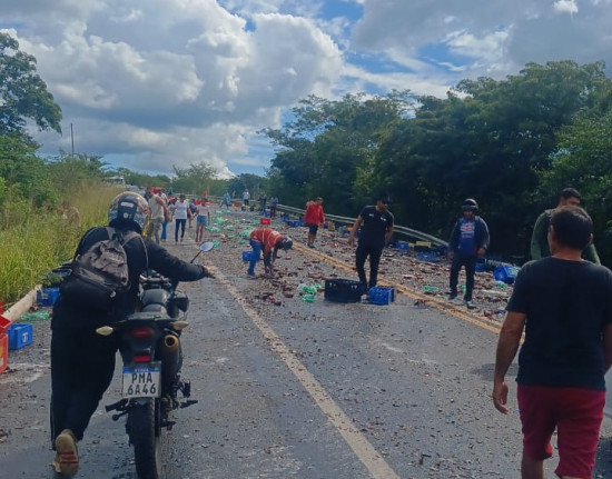 Carga de cerveja se solta de caminhão e provoca acidente na BR-343