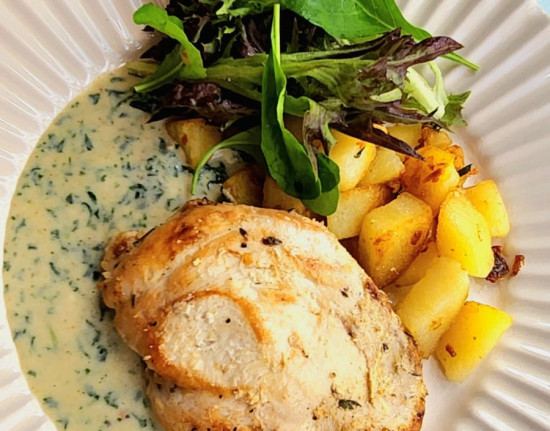 Frango com molho de espinafre: uma receita leve, funcional e reconfortante