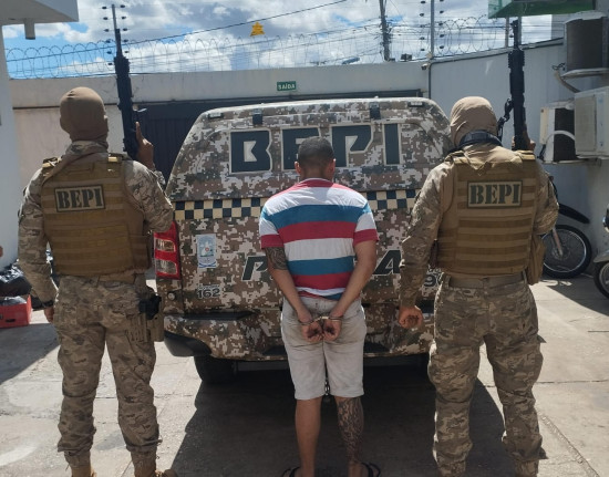 Adolescente é apreendido com drogas, arma e dinheiro na zona sul