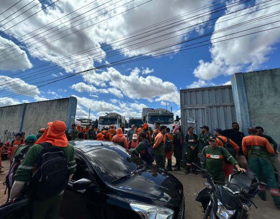 Trabalhadores da limpeza urbana paralisam atividades por 24h