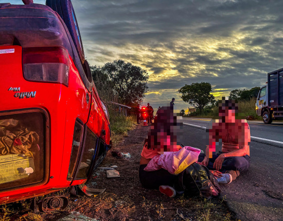 Casal fica preso entre ferragens de carro após colidir com  cavalos em pista