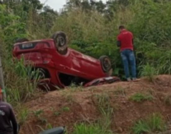 Veículo capota após subir barranco em acesso à ponte na zona Norte de Teresina