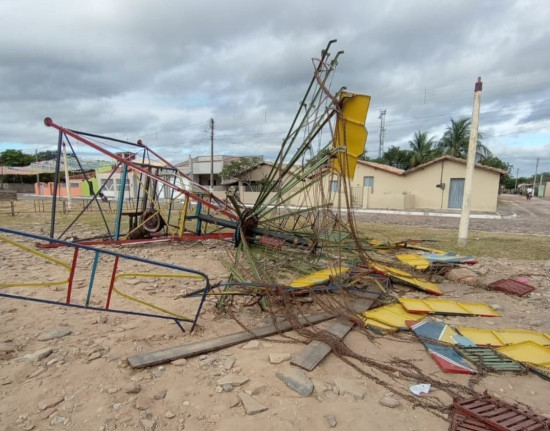 Brinquedo desaba em parque de diversões e deixa seis crianças feridas