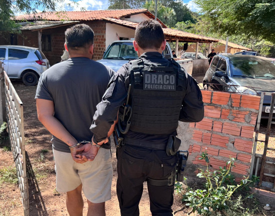 Polícia descobre residência com estufas de maconha em Pedro II; suspeito foi preso