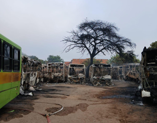 Incêndio destrói ônibus escolares e atinge galpão comercial na zona Sul de Teresina