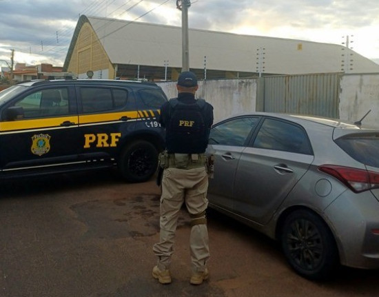 PRF prende suspeito com carro roubado e caminhoneiro com documento falso no Piauí