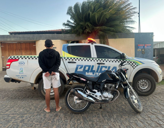 PM apreende motocicleta e conduz jovem por direção perigosa e falta de CNH