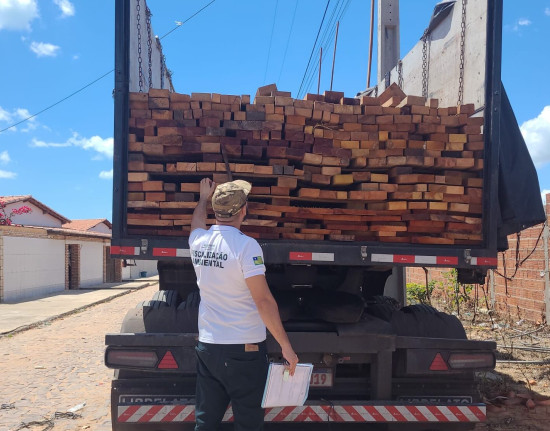 PRF e Semarh apreendem dois caminhões com madeira ilegal no litoral do Piauí