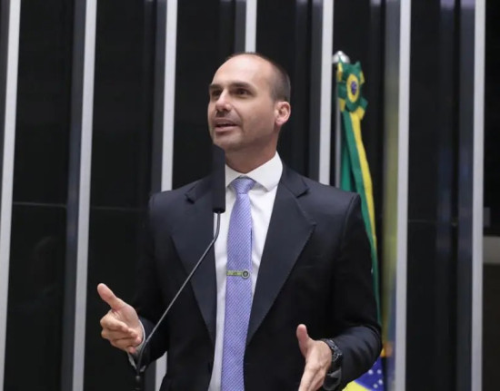 Eduardo Bolsonaro diz que não vai renunciar ao mandato de deputado