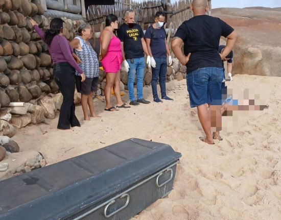 Corpo de mulher é encontrado na praia da Pedra do Sal