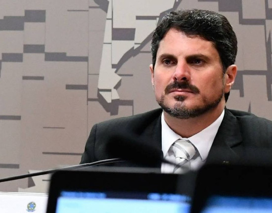 Senador Marcos do Val é levado para colocar tornozeleira eletrônica