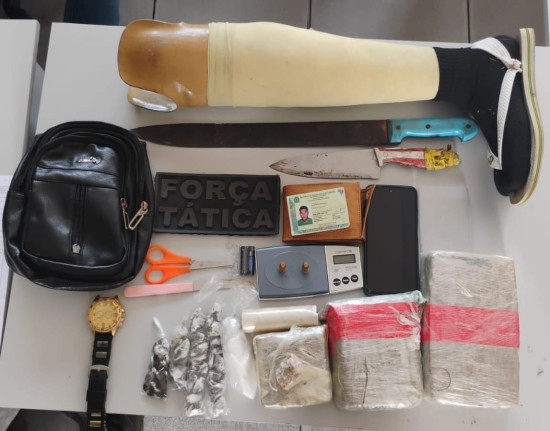 PM apreende drogas, armas e objetos suspeitos na zona Sudeste