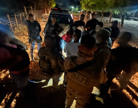 Trio suspeito de tráfico de drogas e porte ilegal de arma é preso pela PMPI em Caxias