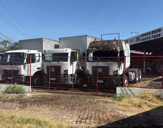 Incêndio destrói caminhão em revendedora de Teresina