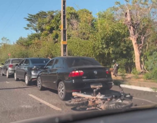 Acidente causa congestionamento na Avenida Maranhão, em Teresina