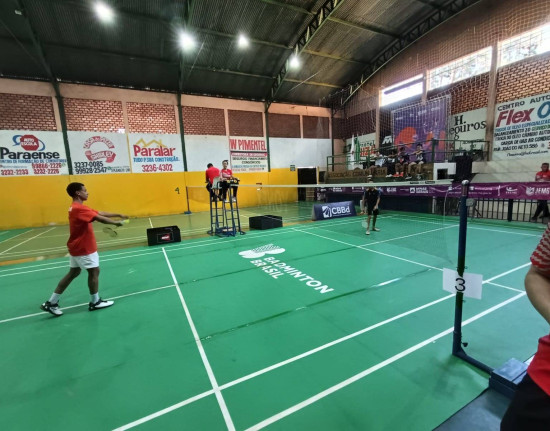 Escolinha Raquete Cidadã oferece aula de Tênis de Mesa e Badminton