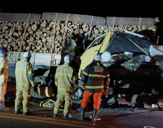 Idoso de 71 anos fica ferido após acidente envolvendo caminhões na BR-230