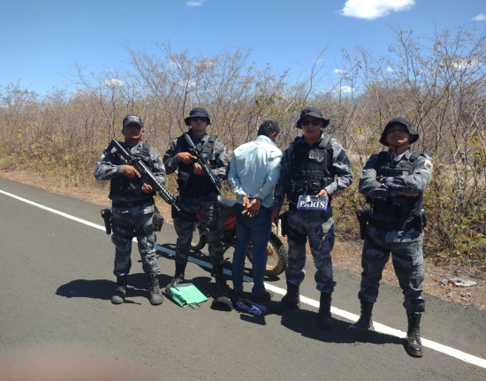 PM intercepta motociclista e apreende 1 kg de cocaína na PI-143