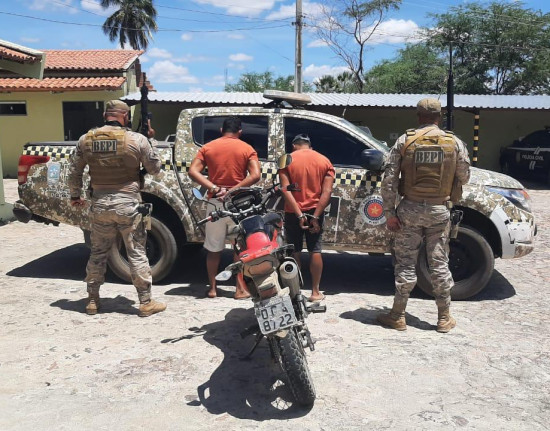 Polícia prende dois suspeitos e apreende arma e veículos roubados em Fronteiras