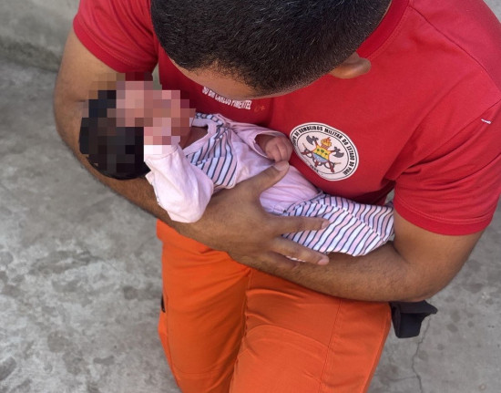 Bombeiros resgatam recém-nascido de 22 dias após engasgo