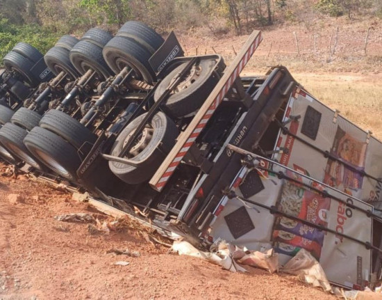 Caminhoneiro alcoolizado tomba carreta na BR-135 em Corrente