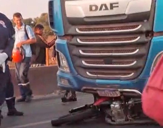 Motociclista morre em colisão com carreta na ponte do Tancredo Neves