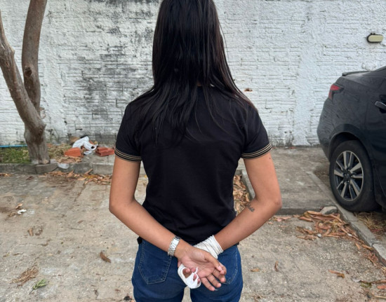 Mulher é presa com skunk em ônibus durante operação