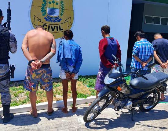 PM recupera moto roubada e prende quatro em casa ligada a facção em Parnaíba