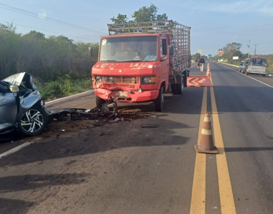Bebê de um mês morre após colisão entre carro e caminhão na BR-343