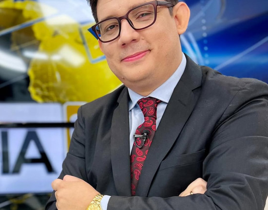 Apresentador e colunista Erlan Bastos morre aos 32 anos em Teresina