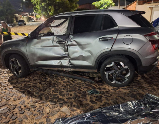 Jovem morre em colisão entre moto e carro em cruzamento de Parnaíba