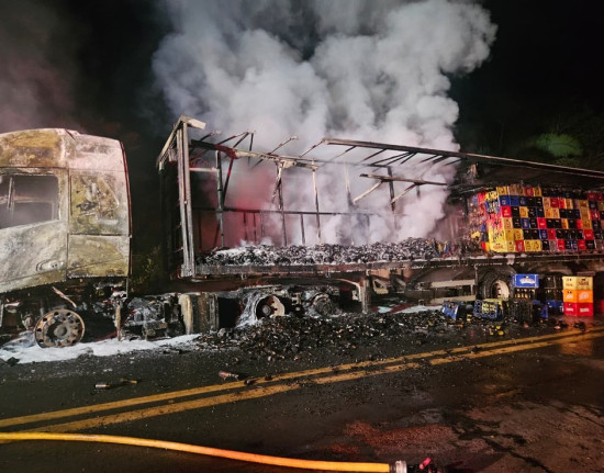Carreta com carga de cerveja é parcialmente destruída por incêndio