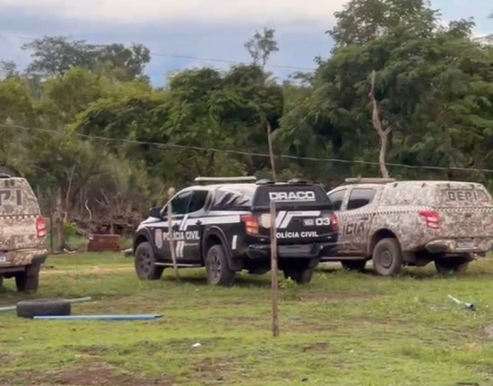 800 quilos de entorpecentes e armamento de grosso calibre são encontrados enterrados