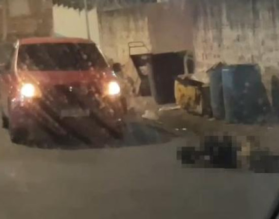 Homem em situação de rua é atropelado enquanto dorme e condutora é presa.