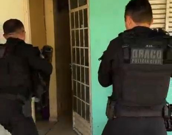Oito pessoas são presas investigadas por tráfico de drogas em Piripiri