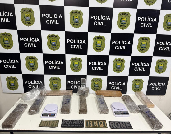 Duas mulheres presas após 10 tabletes de droga serem encontrados em mala