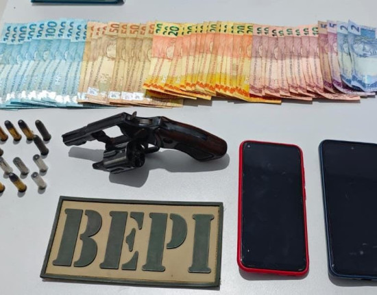 Duas pessoas são presas e armamento é apreendido após PM-PI cumprir mandado no sul do Estado