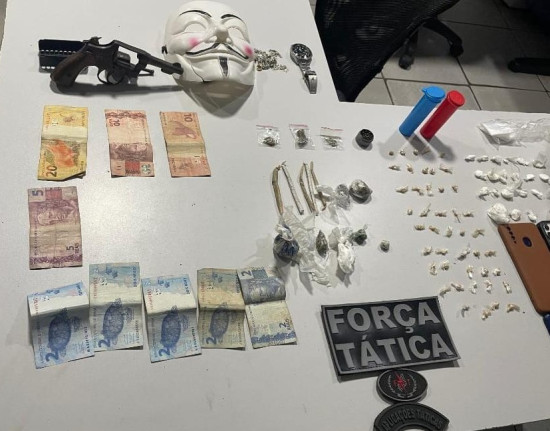Dois suspeitos são presos e arma de fogo é apreendida junto à drogas na zona Leste de Teresina