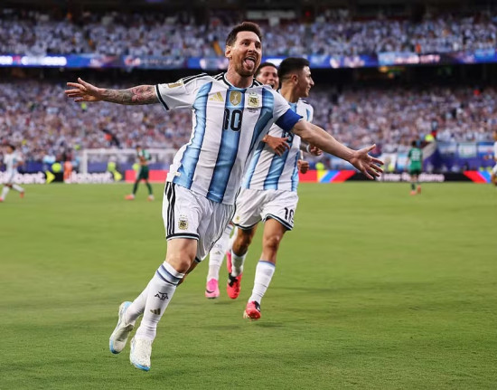 Lionel Messi quebra recordes e marca 3 gols contra a Argélia em sua estreia na Copa do Mundo 2026
