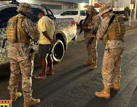 Durante ação do BEPI, Polícia Militar conduz suspeito por tráfico e apreende drogas, em Picos