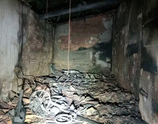 Bombeiros atendem ocorrência de incêndio em loja de peças de moto no interior do Piauí