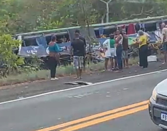 Caminhão-baú e Ônibus colidem na BR-316 entre Timon e Caxias
