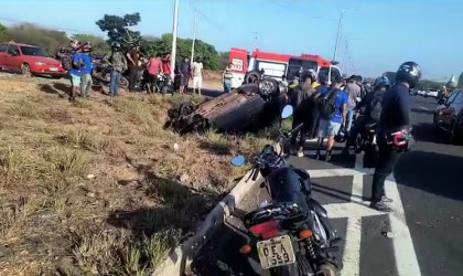 Capotamento na BR-316 deixa três pessoas feridas em Teresina