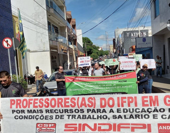 Servidores do IFPI param atividades e protestam em São Raimundo Nonato