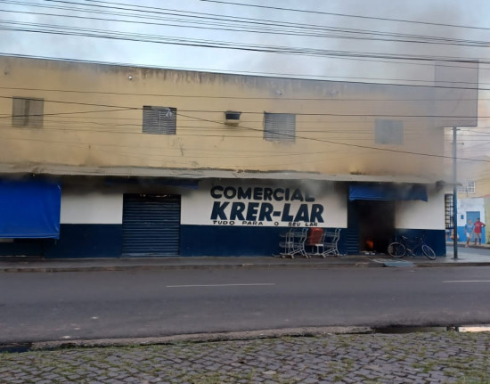 Vídeo: Comércio é destruído durante incêndio na zona Leste de Teresina