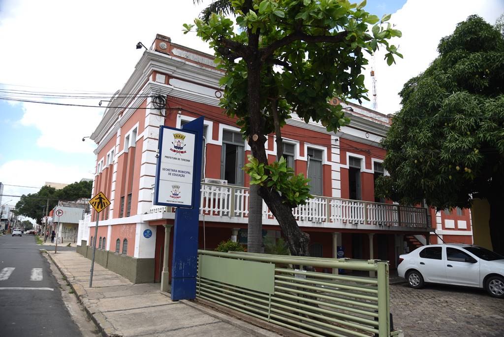 TCE bloqueia compra milionária de livros infantis em Teresina