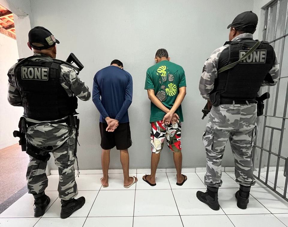 PM prende dupla suspeita de homicídios e apreende drogas e armas