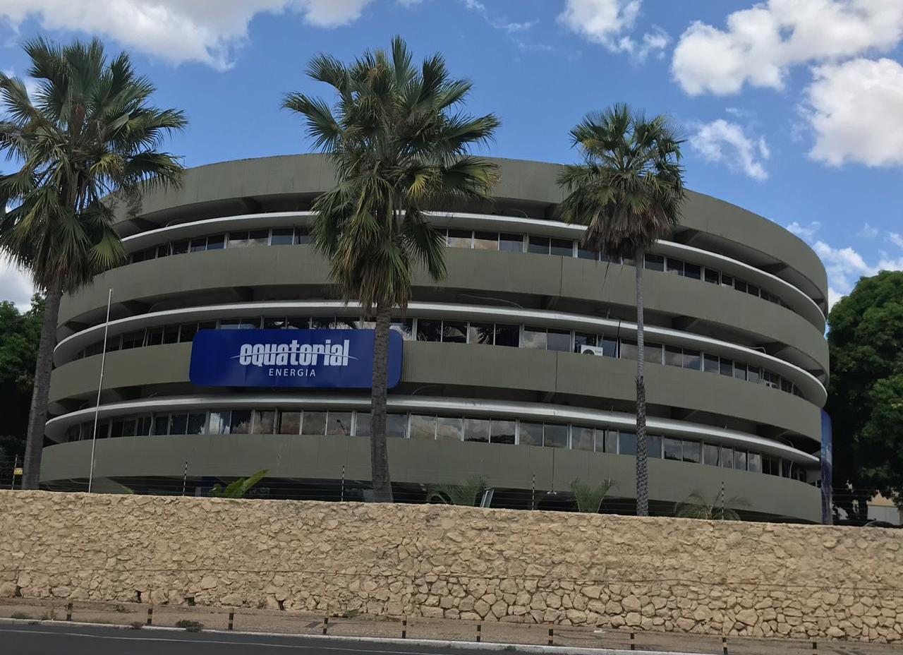 Omissão: risco de queda de poste resulta em multa à Equatrorial